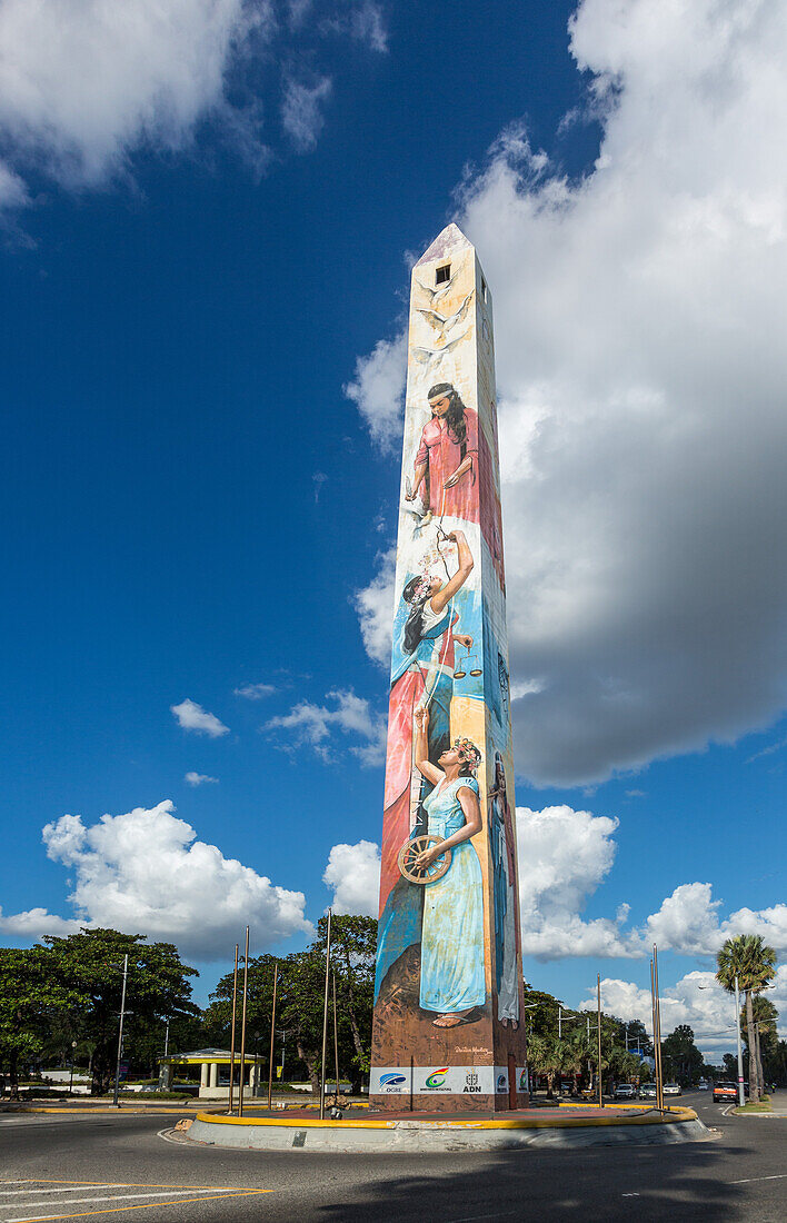 Der Obelisk in Santo Domingo, Dominkanische Republik, zu Ehren der Mirabal-Schwestern. Die Schwestern waren Freiheitskämpferinnen gegen den damaligen Diktator Rafael Trujillo, der sie 1960 ermorden ließ