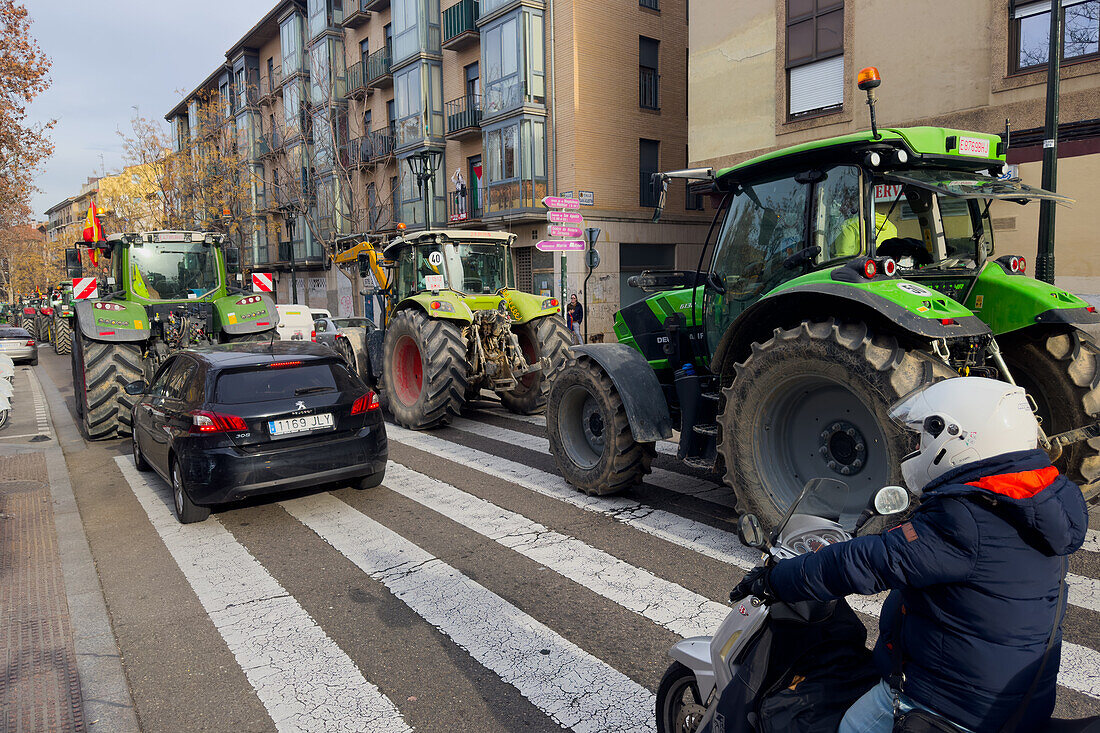 Hunderte von Traktoren blockieren mehrere Straßen in Aragonien und dringen in Zaragoza ein, um gegen EU-Verordnungen zu protestieren und mehr Hilfe von der Regierung zu fordern