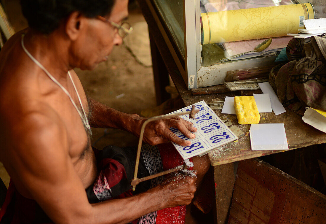 W.S. Pemananda von Chandima Plastic bei der Arbeit in seinem Atelier, Weligama, Sri Lanka