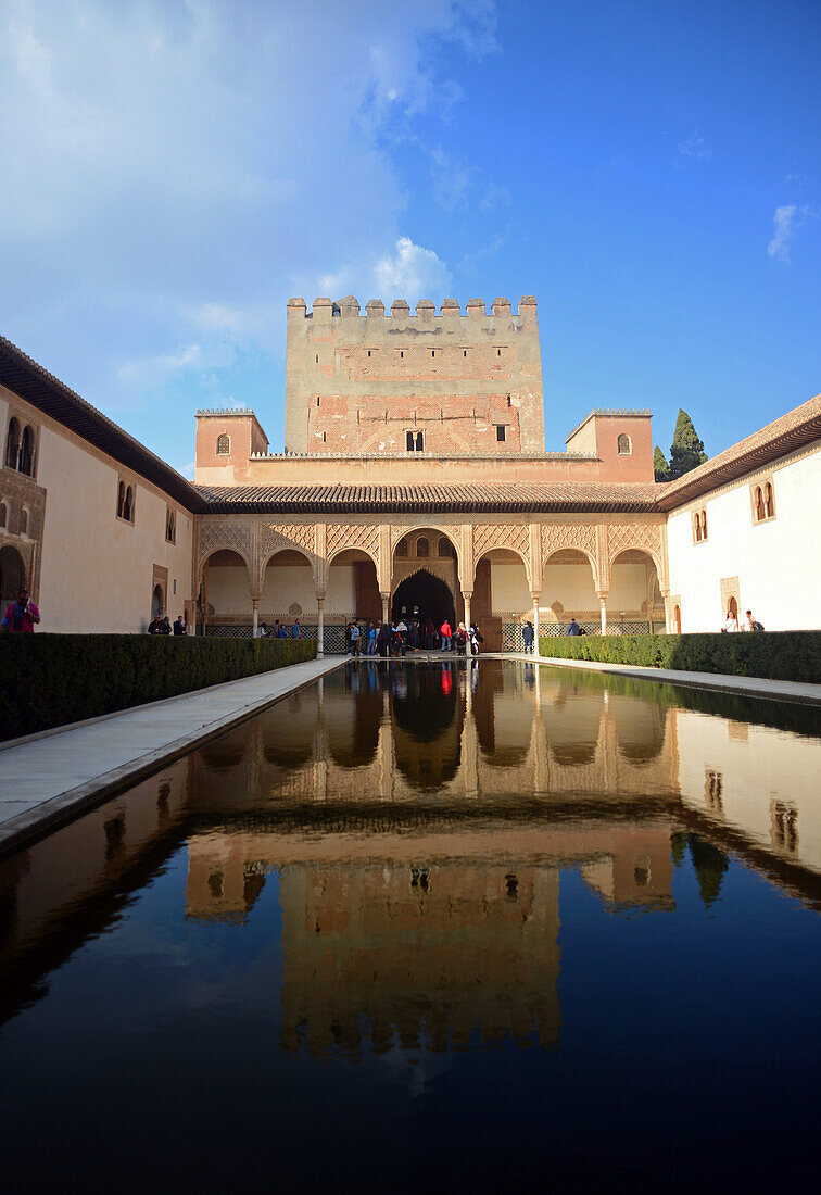 Hof der Myrten (Patio de los Arrayanes) in den Nasridenpalästen der Alhambra, einem Palast- und Festungskomplex in Granada, Andalusien, Spanien