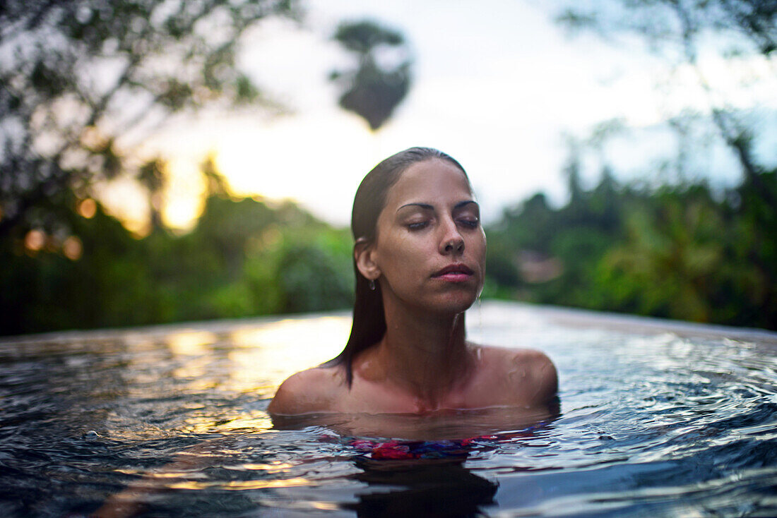 Junge attraktive Frau genießt ein Bad im Infinity-Swimmingpool des The Dutch House, Galle, Sri Lanka