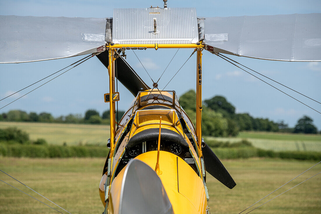 DH82 Tiger Moth Flugzeug auf dem alten Flugplatz von Shuttleworth, England