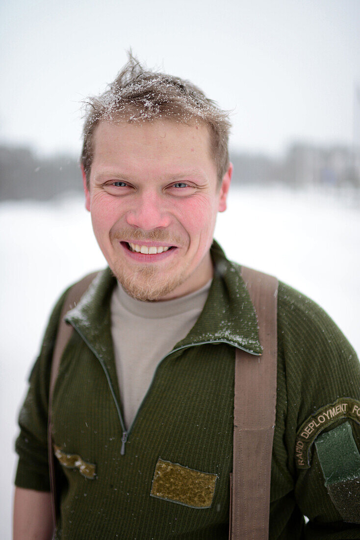 Porträt von Antti, junger finnischer Mann in Inari, Lappland