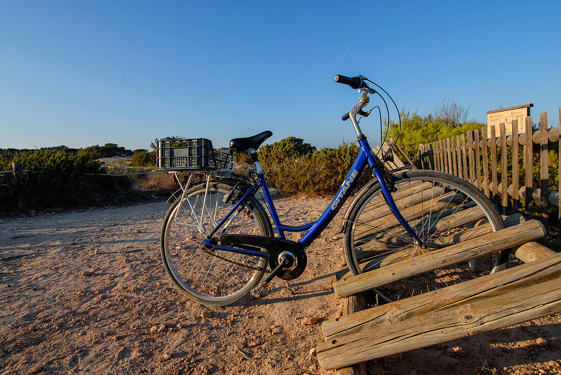 Fahrradparkplatz am Strand von Levante - Platja de Llevant -, Formentera