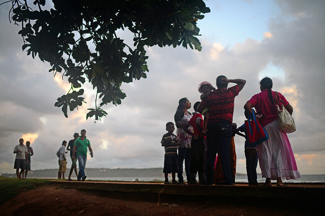 Hunderte von Menschen versammeln sich während des Binara-Vollmond-Poya-Tages vor dem UNESCO-Weltkulturerbe, dem Galle Fort