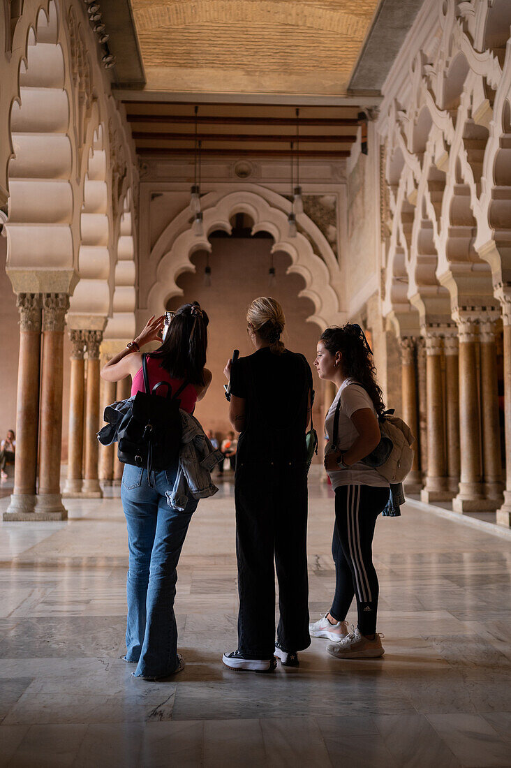 Der Aljaferia-Palast ist ein befestigter mittelalterlicher Palast, der in der zweiten Hälfte des 11. Jahrhunderts in der Taifa von Zaragoza in Al-Andalus, dem heutigen Zaragoza, Aragonien, Spanien, erbaut wurde