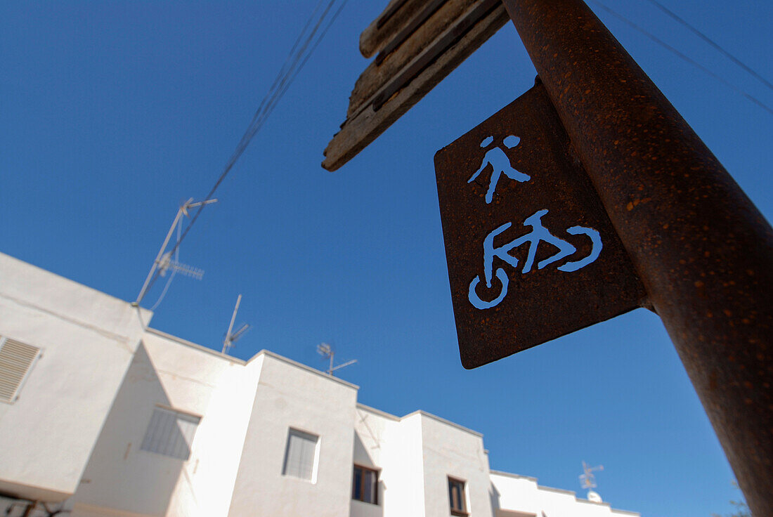 Fußgänger- und Fahrradwegweiser in Sant Francesc, Formentera