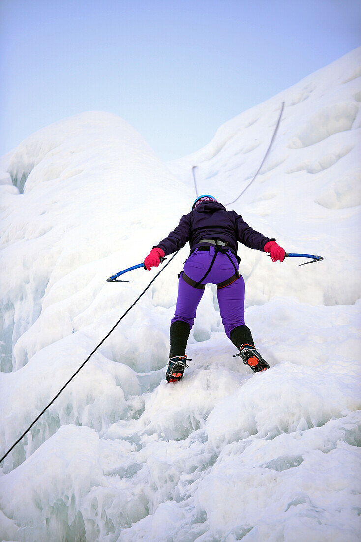 Eisklettern in Pyha, Lappland, Finnland