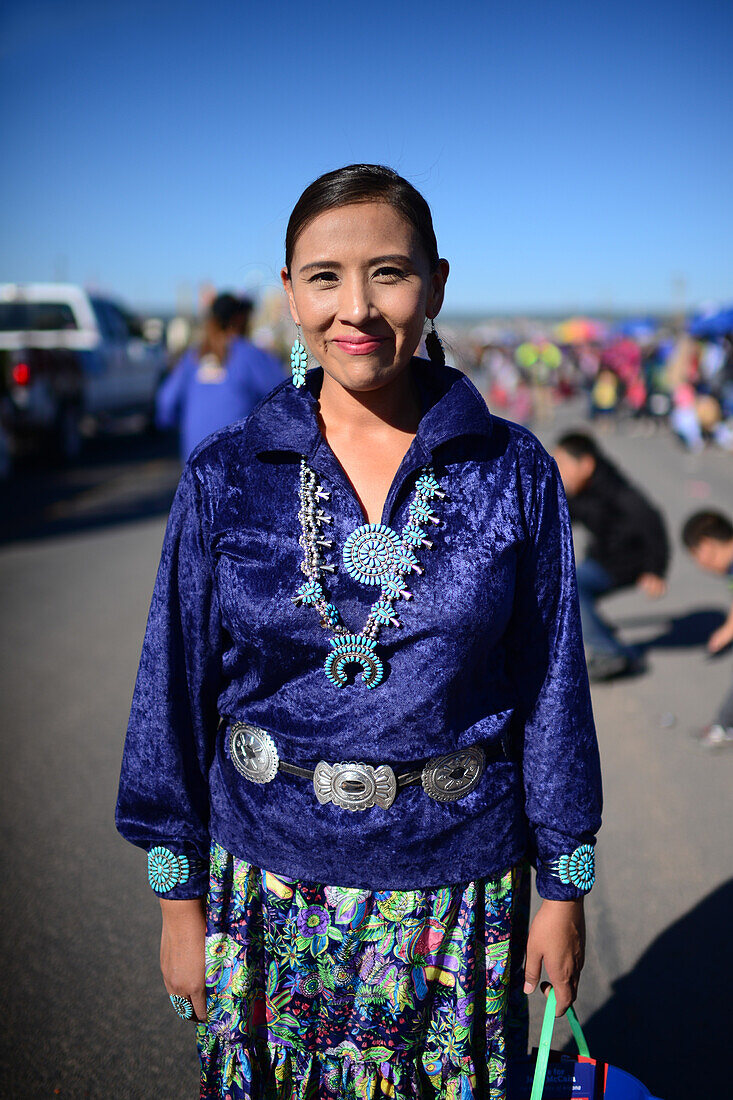 Morgenparade auf der Navajo Nation Fair, einer weltbekannten Veranstaltung, auf der die Landwirtschaft, die Kunst und das Kunsthandwerk der Navajo präsentiert und das kulturelle Erbe der Navajo durch kulturelle Unterhaltung gefördert und bewahrt wird. Window Rock, Arizona