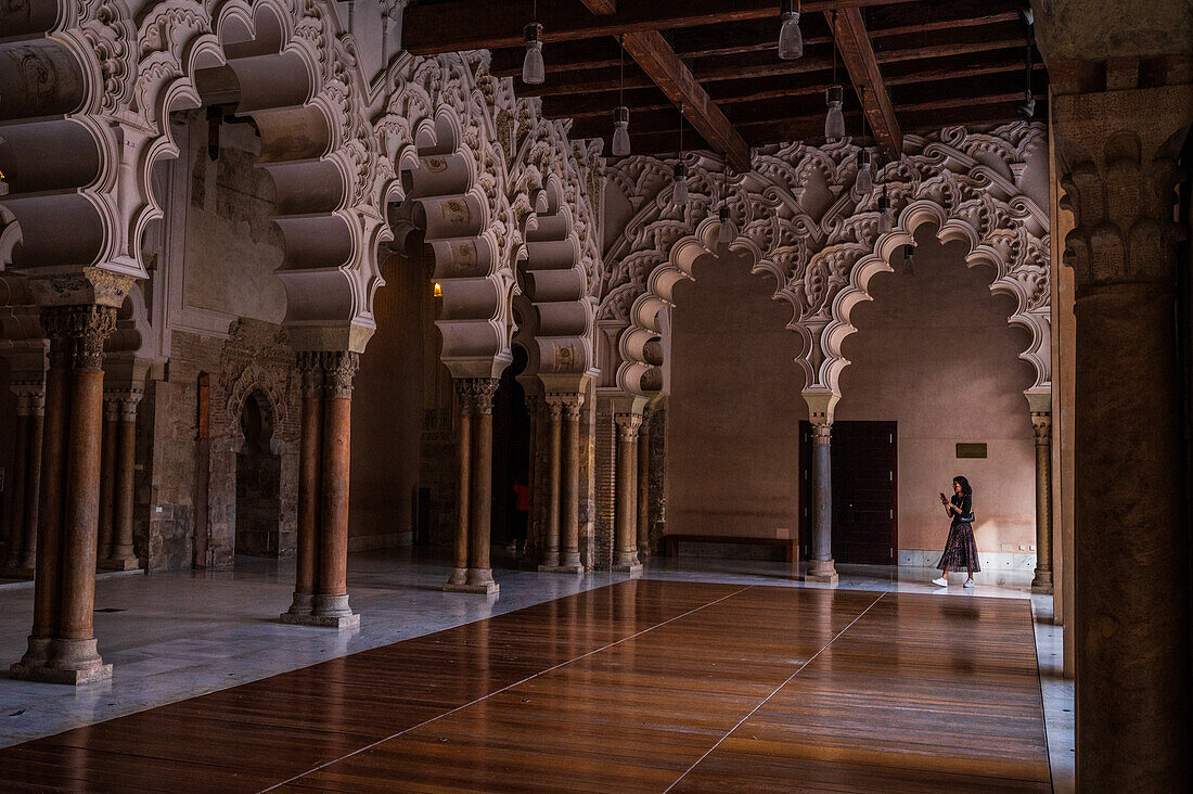 Der Aljaferia-Palast ist ein befestigter mittelalterlicher Palast, der in der zweiten Hälfte des 11. Jahrhunderts in der Taifa von Zaragoza in Al-Andalus, dem heutigen Zaragoza, Aragonien, Spanien, erbaut wurde