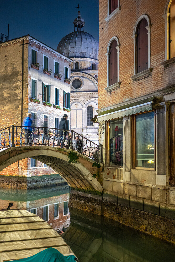 Nächtliche Szene im Cannaregio-Viertel, Venedig, mit der Kirche Santa Maria dei Miracoli im Hintergrund