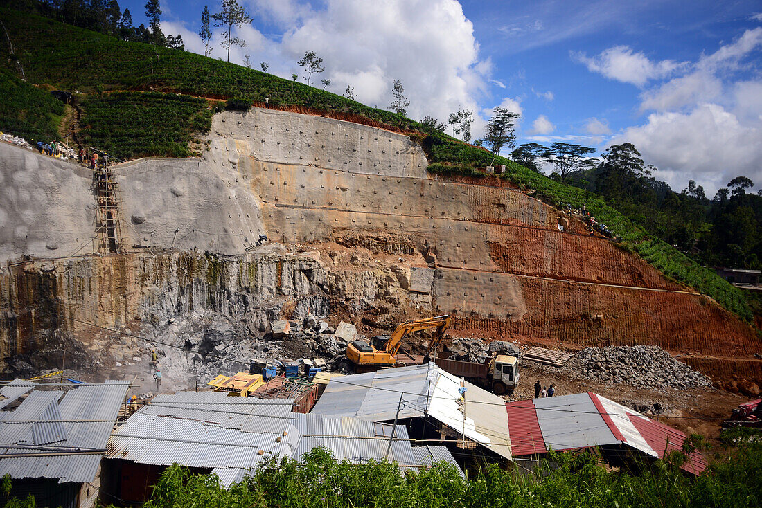 Bauarbeiten in den Bergen. Zugfahrt von Kandy nach Nuwara Eliya, Sri Lanka
