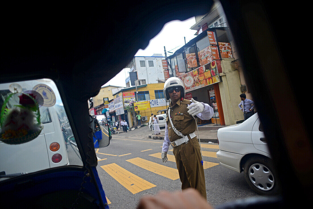 Polizist regelt den Verkehr in Kandy, Blick aus einem Tuk Tuk, Sri Lanka