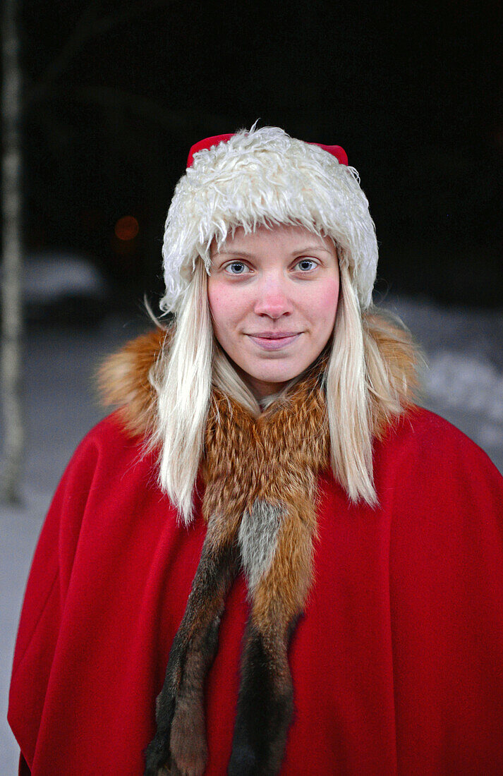 Süße blonde Frau als Elfe verkleidet. Lappland, Finnland