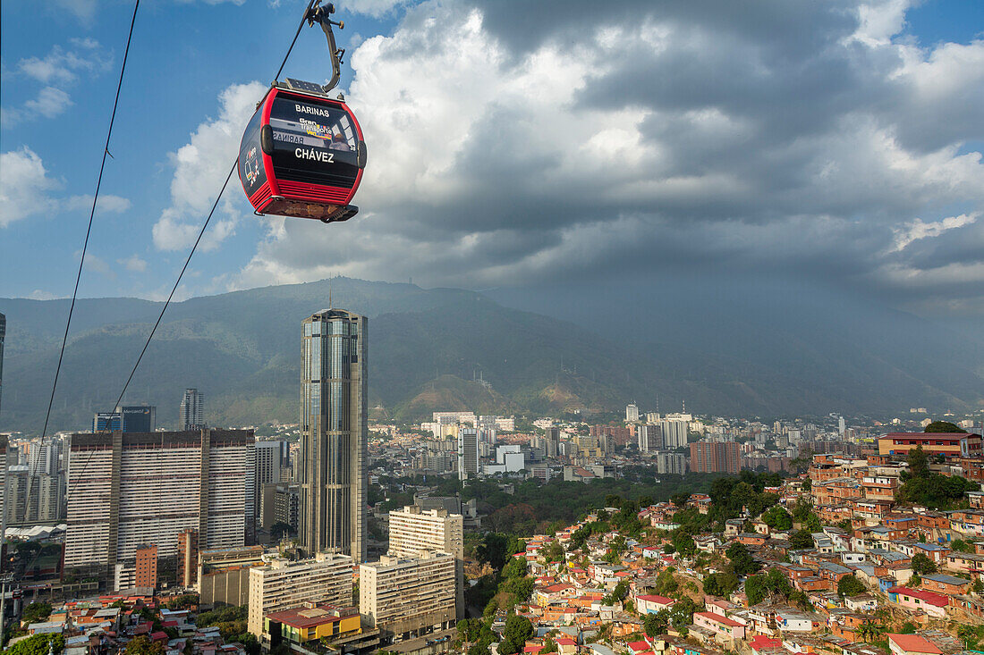 Metrokabel San Agustin. Das Caracas MetroCable ist eine Seilbahn, die in die Metro von Caracas integriert ist, um die Bewohner der beliebten Viertel von Caracas, die meist in den Bergen liegen, schneller und sicherer zu befördern. Caracas, Venezuela