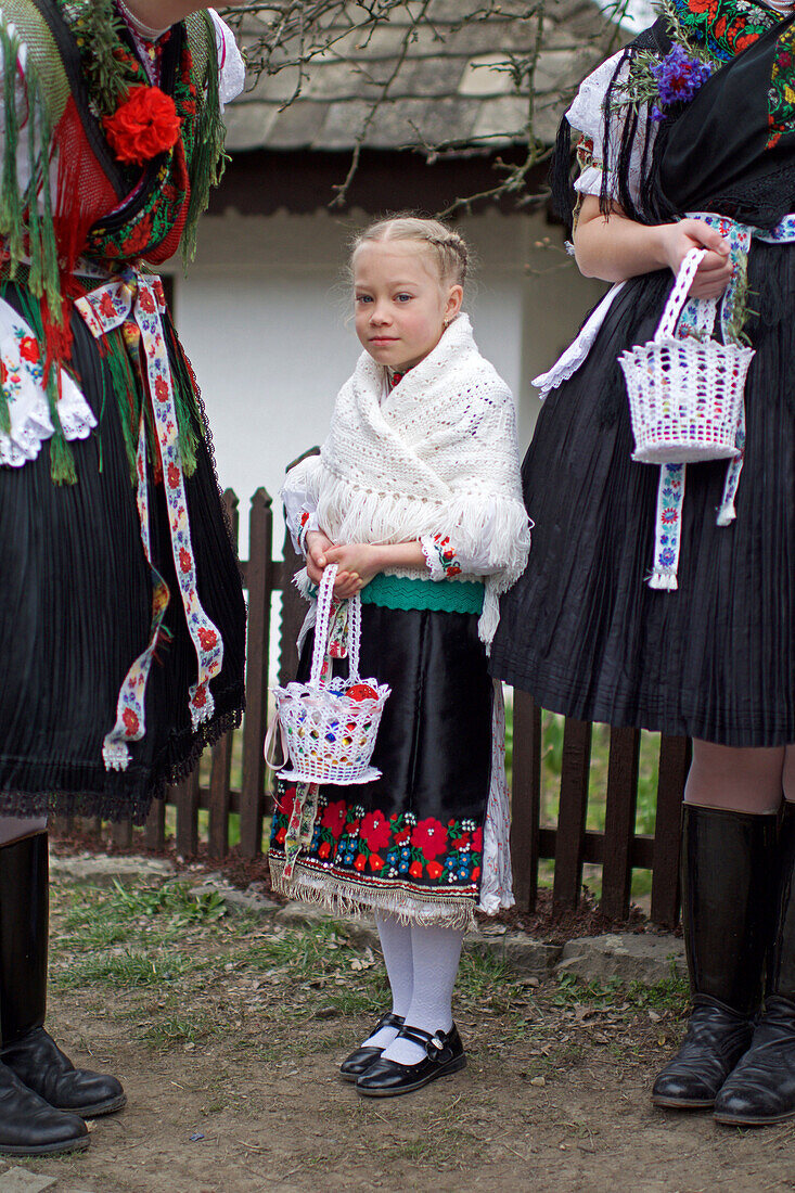 Trachten und Volkstraditionen beim Osterfest in Holl?k?, einem zum UNESCO-Welterbe gehörenden Dorf im Cserh?t-Gebirge des Nordungarischen Berglandes