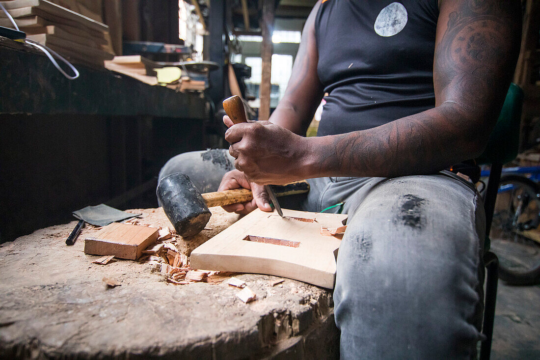 Die Tumac-Stiftung setzt sich seit 50 Jahren dafür ein, das traditionelle Wissen der afroamerikanischen Gemeinschaften im kolumbianischen Südpazifik zu bewahren, und zwar durch Tanz, Musik und die Herstellung von Instrumenten, die für diese Region typisch sind: Conunos, Basstrommeln, Guasas und Marimbas, die aus den einheimischen Hölzern der Region gebaut werden.