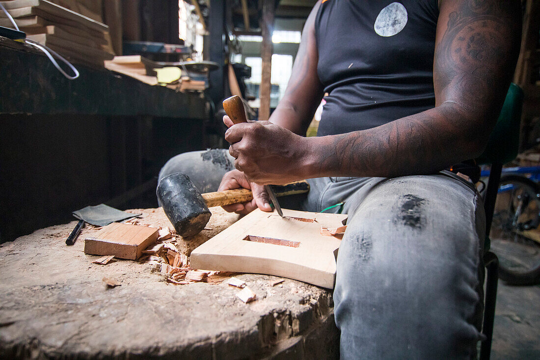 The Tumac Foundation has been working for 50 years to preserve the traditional knowledge of Afro-descendant communities in the Colombian South Pacific; through dance, music and the manufacture of instruments typical of this region: conunos, bass drums, guasas and marimbas built with native woods of the region.