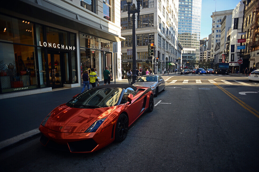 Ein bunter Lamborghini parkt am Union Square im Financial District von San Francisco
