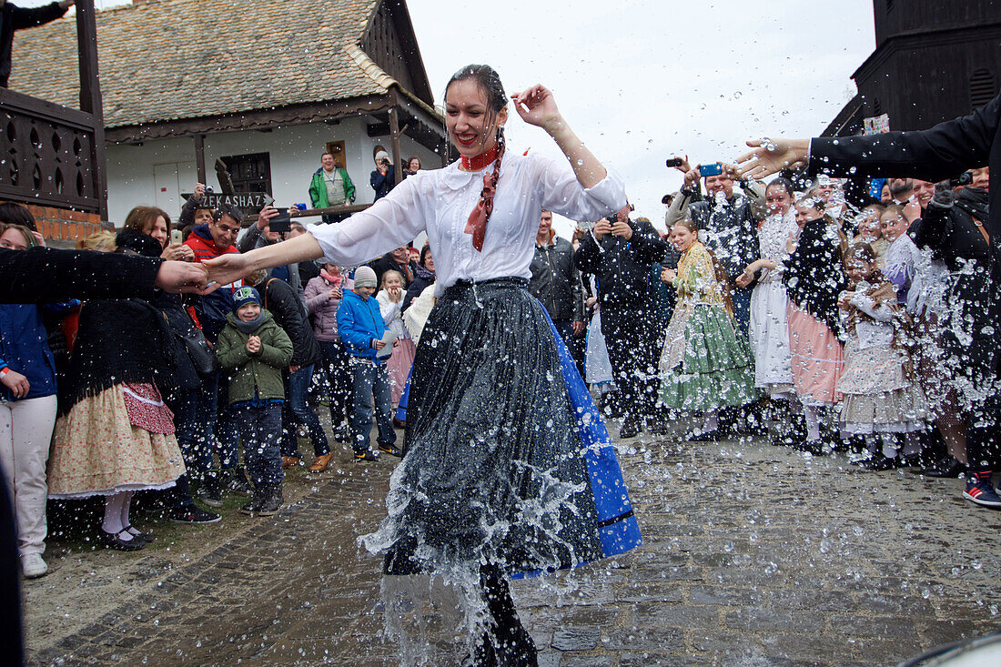 Ritual des Wasserspritzens, Trachten und Volkstraditionen beim Osterfest in Holl?k?, einem von der UNESCO zum Weltkulturerbe erklärten Dorf in den Cserh?t-Bergen des nördlichen Mittelgebirges, Ungarn