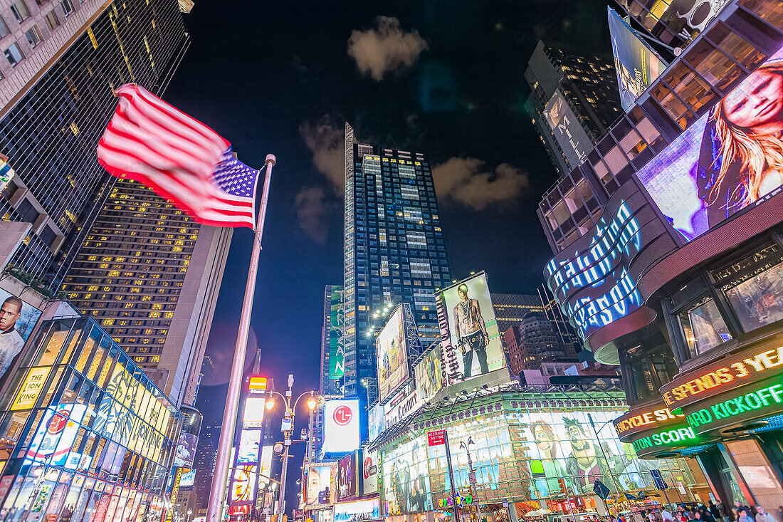 Die amerikanische Flagge am Times Square, New York, USA
