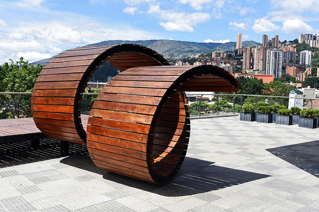 Verdrehte Schale, Gabriel Lester, 2015. Das Museum für Moderne Kunst in Medellin (MAMM), Kolumbien