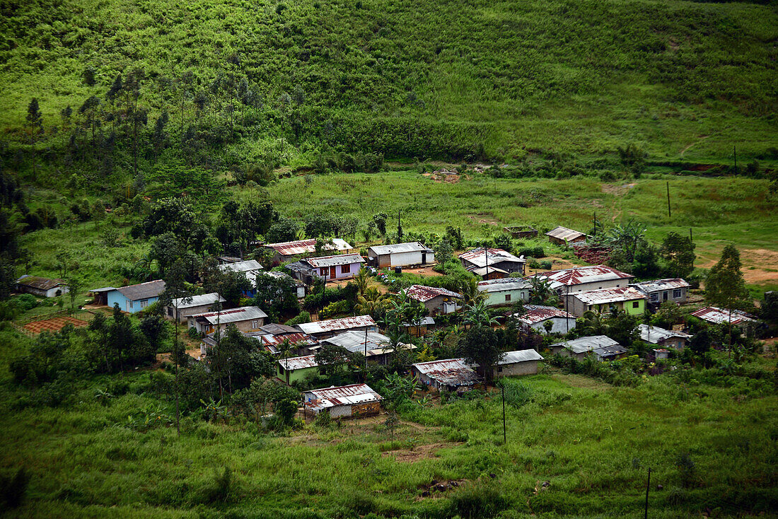 Blick auf ein Dorf von oben. Zugfahrt von Kandy nach Nuwara Eliya, Sri Lanka