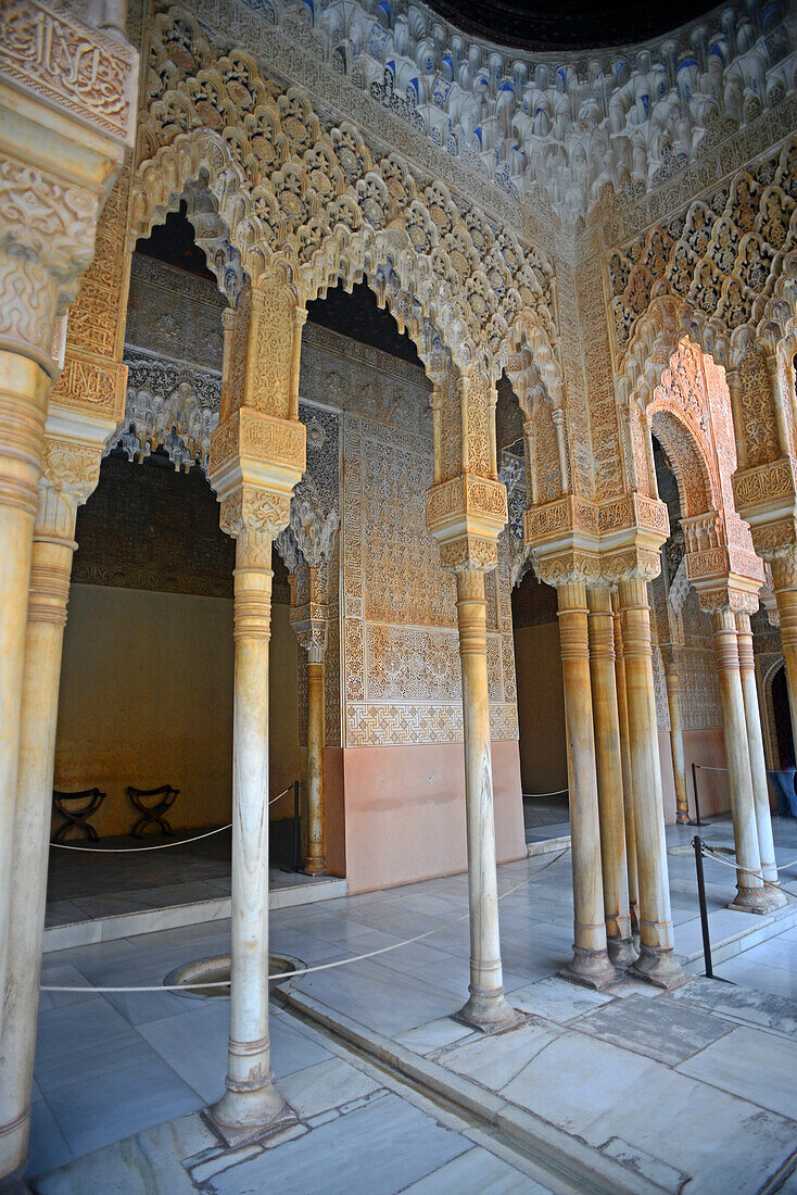 Palast der Löwen (Palacio de los Leones) in der Alhambra, Palast- und Festungskomplex in Granada, Andalusien, Spanien