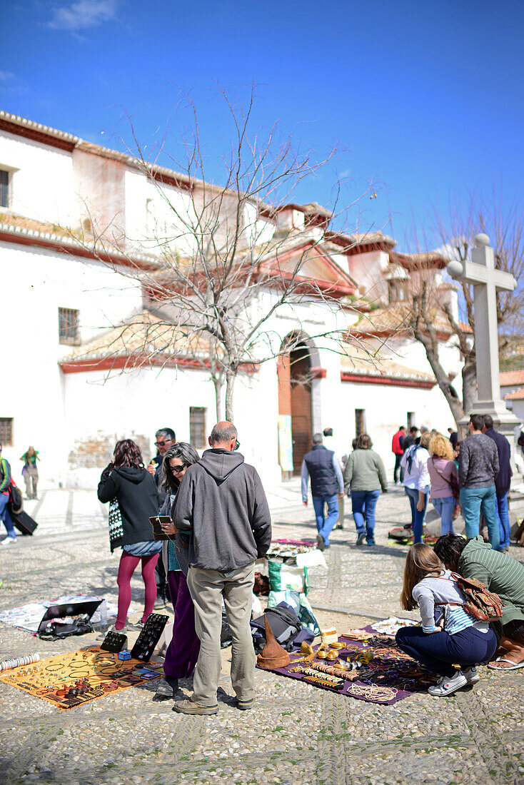 MIrador de San Nicolas (Aussichtspunkt San Nicolas) im Albaicin-Viertel, dem alten maurischen Viertel auf der anderen Seite des Flusses Darro gegenüber der Alhambra