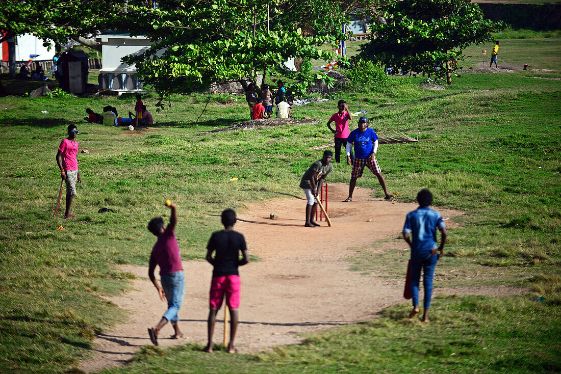 Junge Männer spielen Kricket im UNESCO-Welterbe, Galle Fort, während des Binara-Vollmond-Poya-Tages
