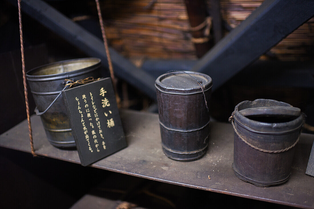 Ausstellung über Landwirtschaft und Werkzeuge für den Lebensunterhalt in Shirakawa-go, einem traditionellen Dorf, in dem ein als gassho-zukuri bekannter Baustil gezeigt wird, Präfektur Gifu, Japan