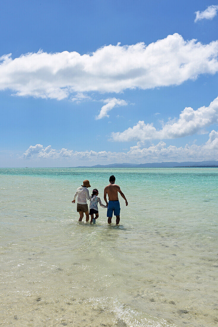 Familie am Strand von Kondoi, Insel Taketomi, Präfektur Okinawa, Japan
