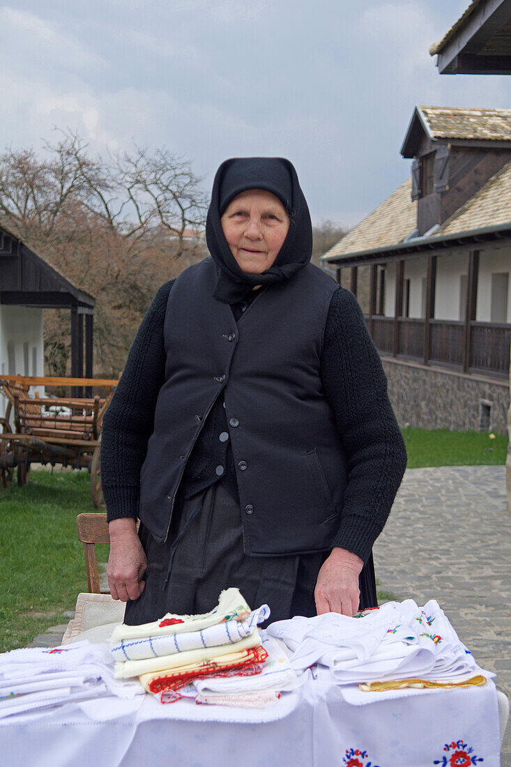 Trachten und Volkstraditionen beim Osterfest in Holl?k?, einem zum UNESCO-Welterbe gehörenden Dorf im Cserh?t-Gebirge des Nordungarischen Berglandes