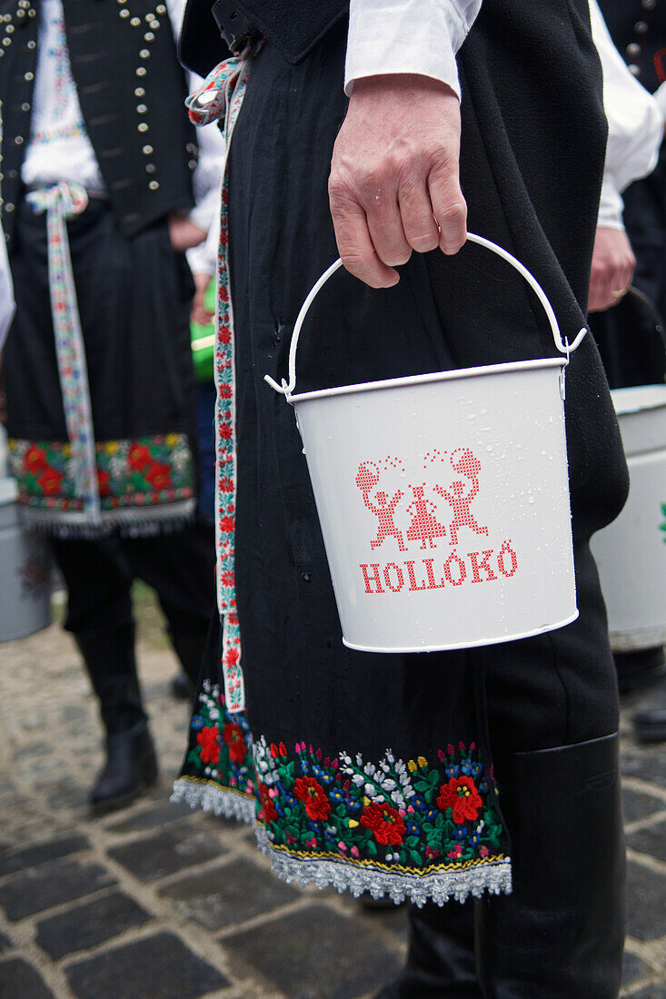 Trachten und Volkstraditionen beim Osterfest in Holl?k?, einem zum UNESCO-Welterbe gehörenden Dorf im Cserh?t-Gebirge des Nordungarischen Berglandes