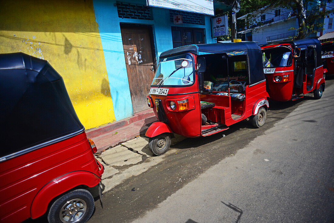 In einer Reihe geparkte Tuk Tuks, Matale, Sri Lanka