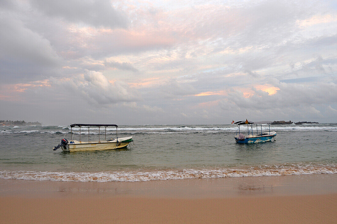 Strand von Unawatuna im Bezirk Galle bei Sonnenuntergang, Sri Lanka