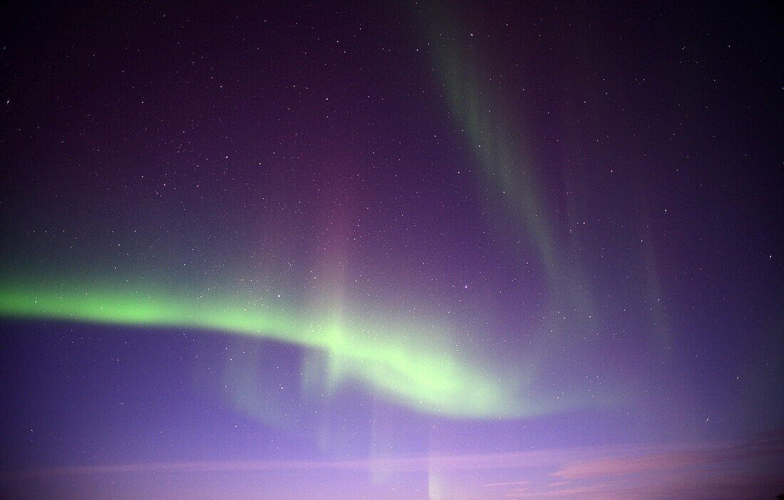 Aurora Borealis (Nordlicht) über dem Inari-See, Lappland, Finnland