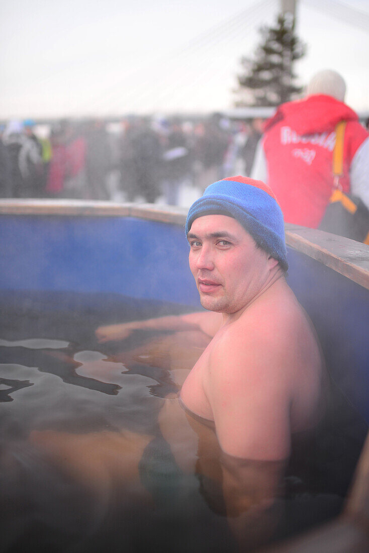 Schwimmer erholen sich im warmen Pool während der Winterschwimmweltmeisterschaften 2014 in Rovaniemi, Finnland