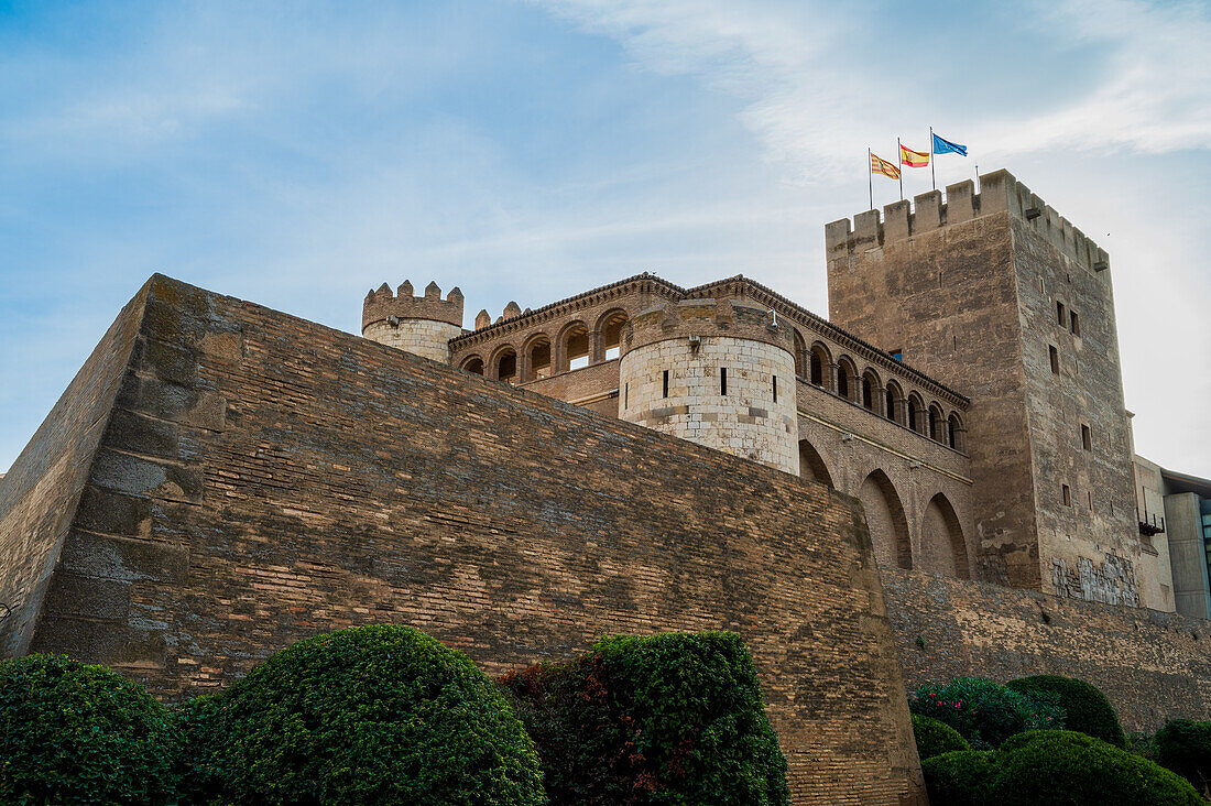 Der Aljaferia-Palast ist ein befestigter mittelalterlicher Palast, der in der zweiten Hälfte des 11. Jahrhunderts in der Taifa von Zaragoza in Al-Andalus, dem heutigen Zaragoza, Aragonien, Spanien, erbaut wurde