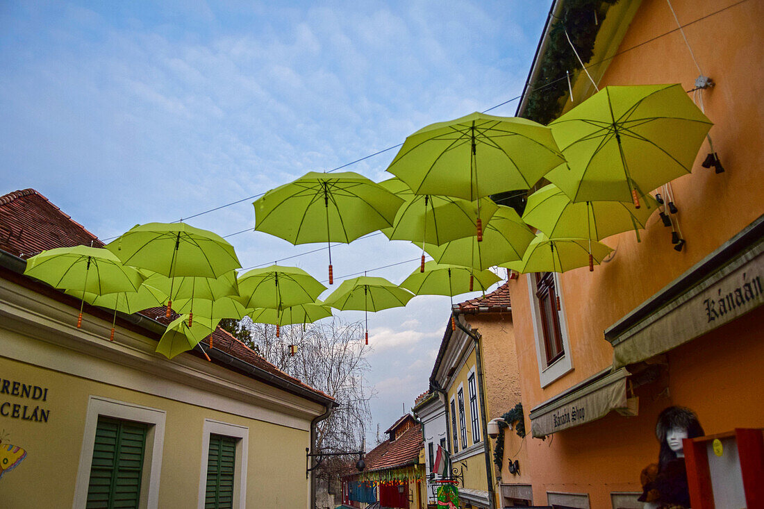 Regenschirme schmücken die Straßen von Szentendre, einer Stadt am Flussufer im Komitat Pest, Ungarn,
