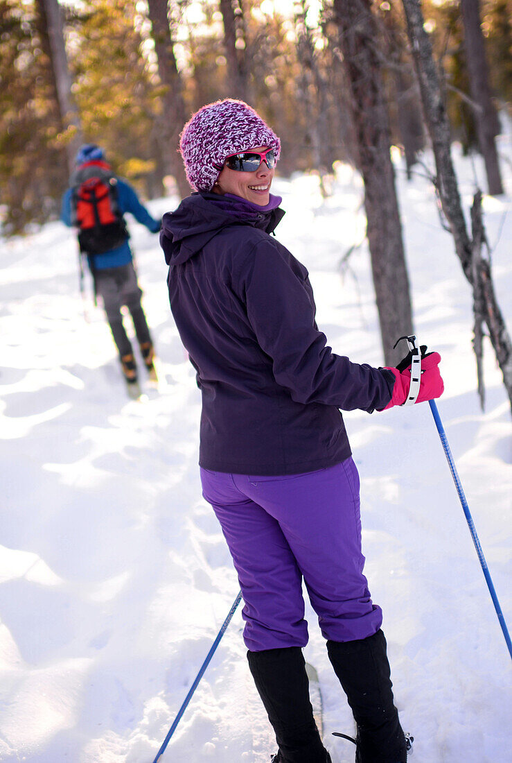 Junge Frau beim Altai-Skifahren im Skigebiet Pyha, Lappland, Finnland