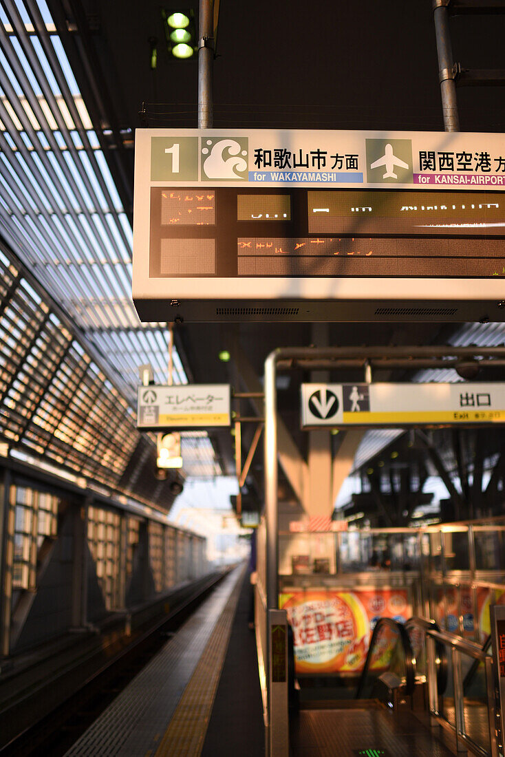 Umsteigebahnsteig zum Flughafen Kansai, Japan