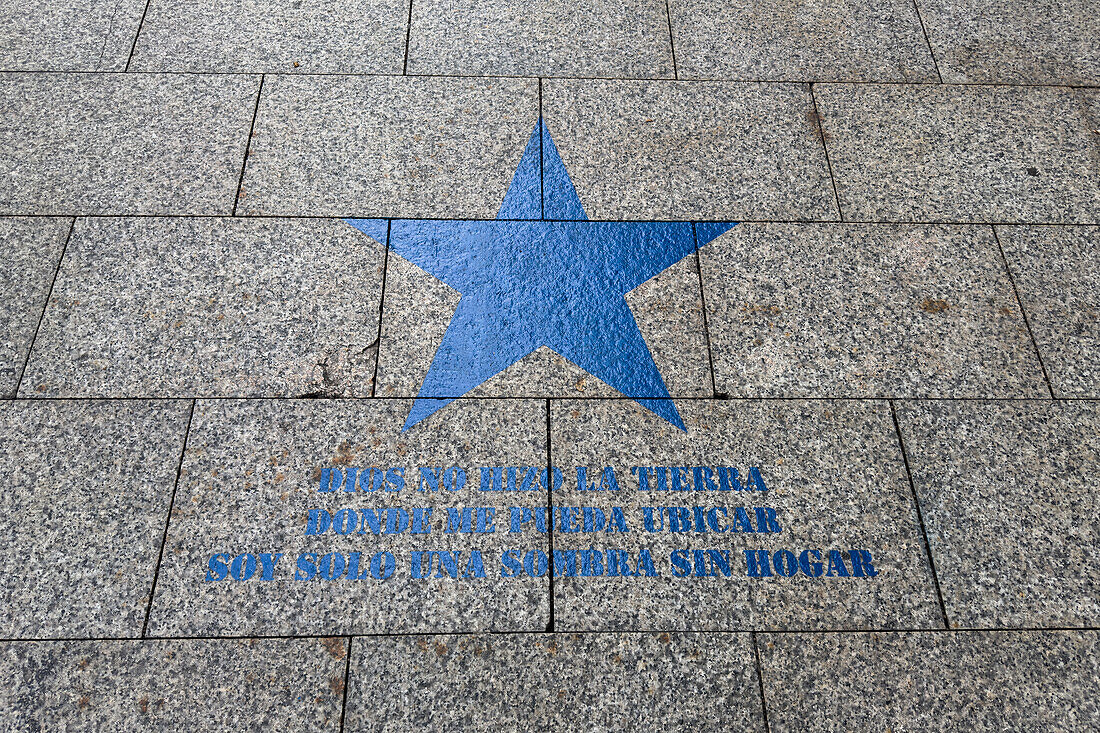 Ein Sternenpfad mit Sätzen aus dem Film Estrella Azul" über das Leben des lokalen Musikers Mauricio Aznar bedeckt den Paseo Independencia in Zaragoza, Wochen vor der Premiere".
