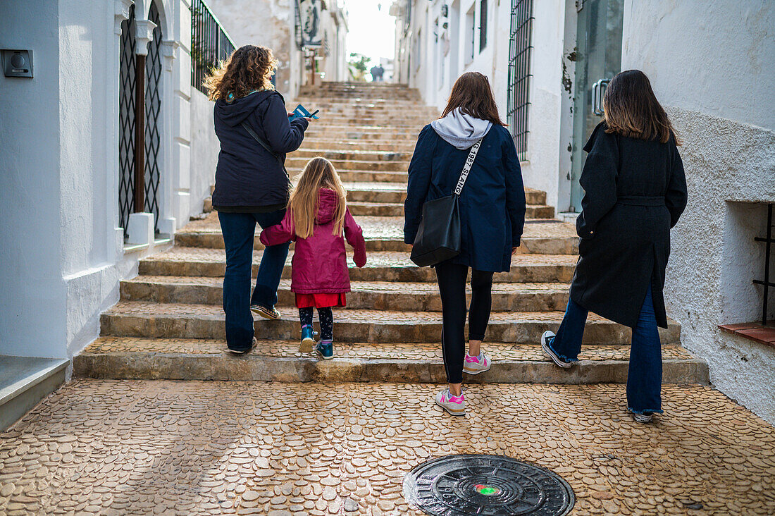 Familie spaziert in den Straßen von Altea, Alicate, Spanien