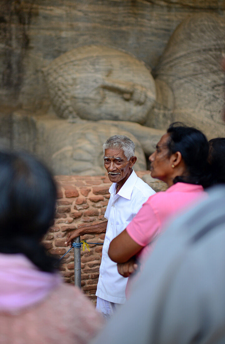 Besucher im Gal Vihara, auch bekannt als Gal Viharaya und ursprünglich als Uttararama, Felsentempel in der antiken Stadt Polonnaruwa, Sri Lanka