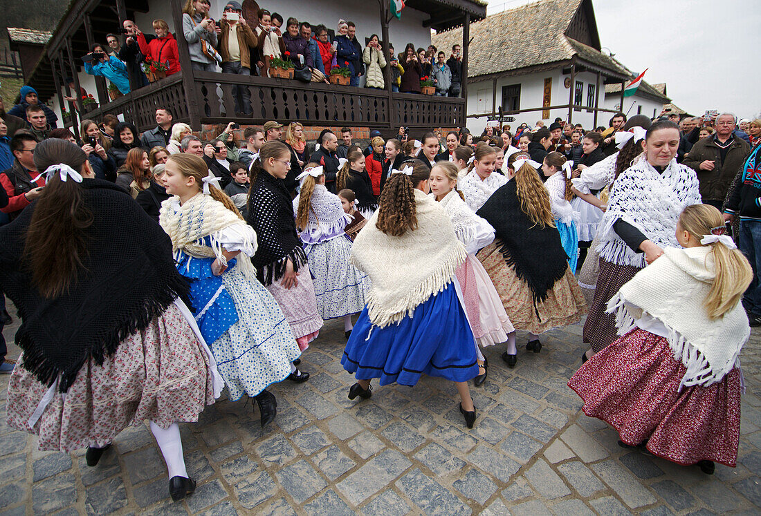 Trachten und Volkstraditionen beim Osterfest in Holl?k?, einem zum UNESCO-Welterbe gehörenden Dorf im Cserh?t-Gebirge des Nordungarischen Berglandes