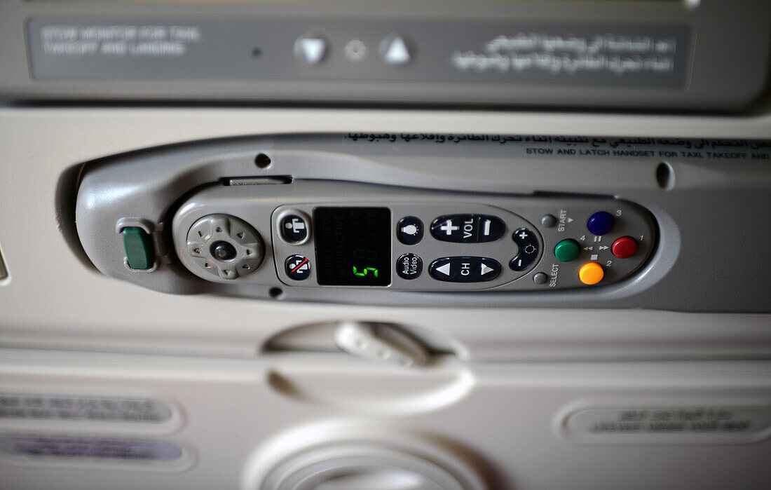 Unterhaltungskontrolle im Emirates-Flug