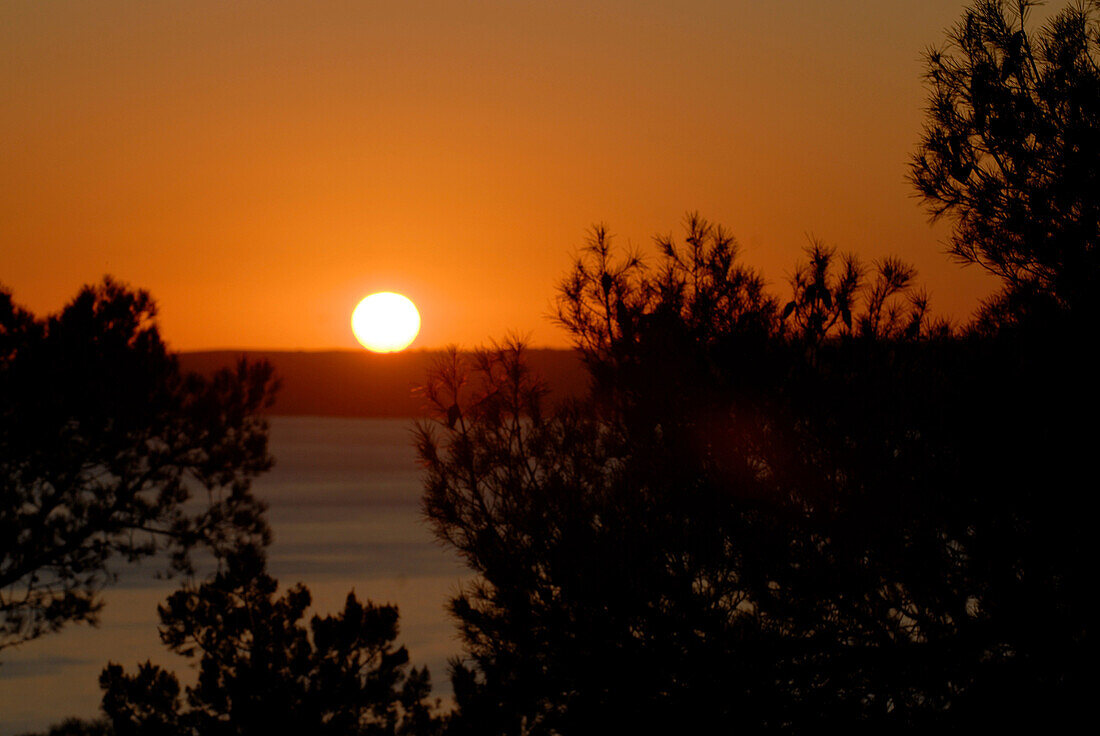 Blick bei Sonnenuntergang auf Es Vedra und einen Teil von Formentera von La Mola aus