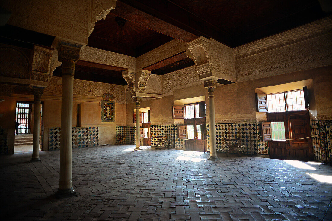 Der Mexuar in den Nasridenpalästen der Alhambra, Palast- und Festungskomplex in Granada, Andalusien, Spanien