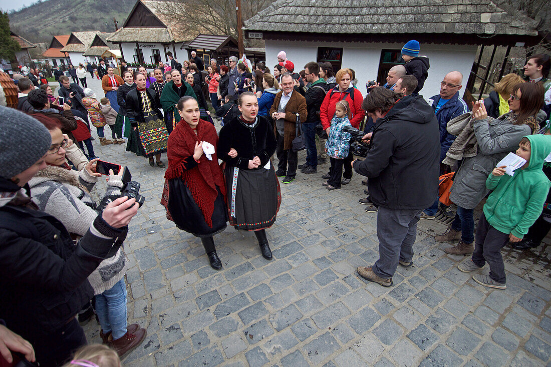 Trachten und Volkstraditionen beim Osterfest in Holl?k?, einem zum UNESCO-Welterbe gehörenden Dorf im Cserh?t-Gebirge des Nordungarischen Berglandes